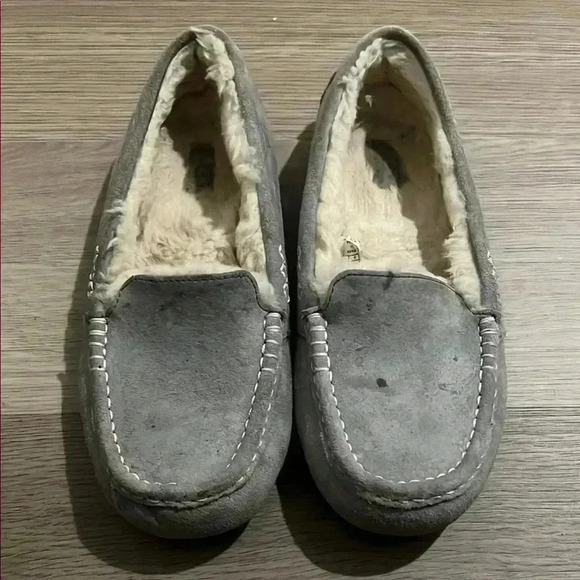 Ugg Slippers - Picture 1 of 4